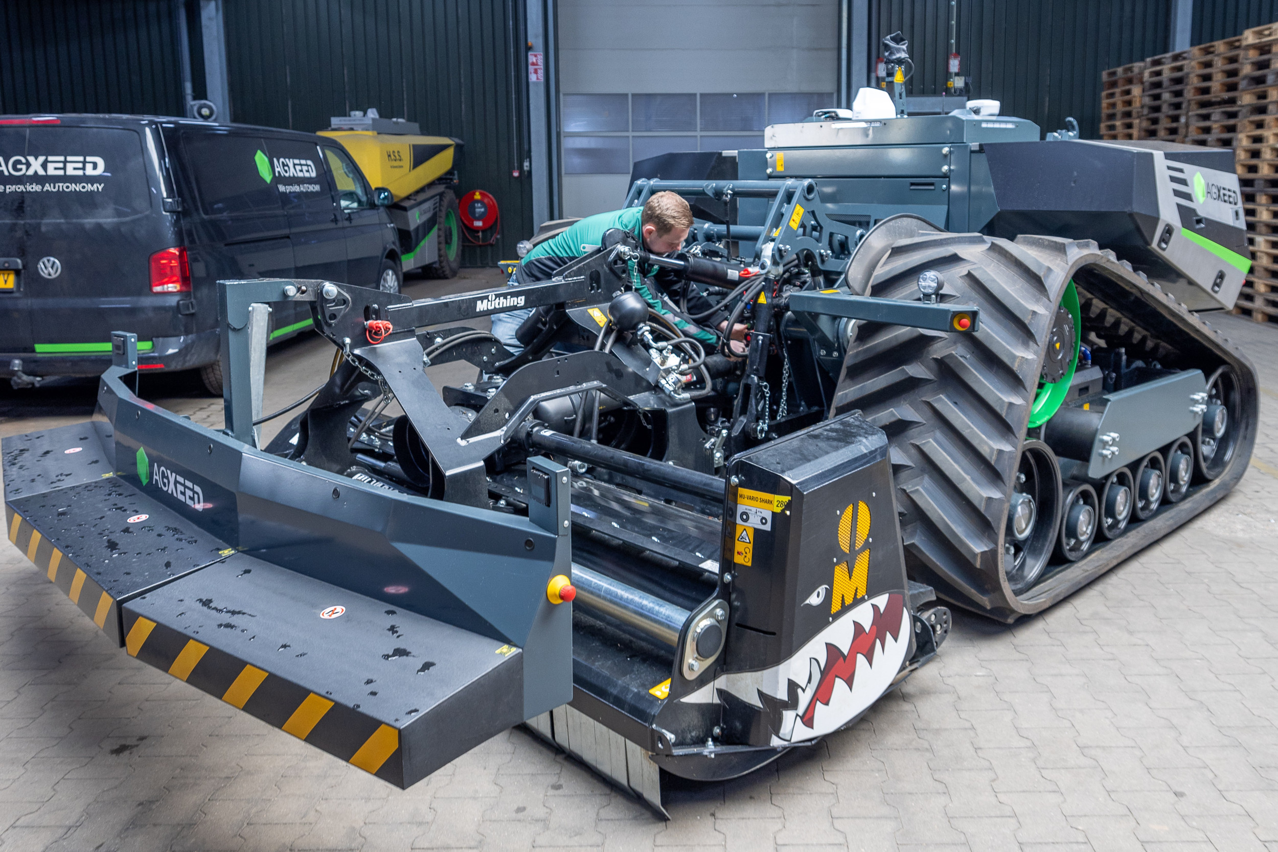 In de AgXeed-fabriek in Grubbenvorst (L.) krijgt een robot een laatste inspectie voordat deze het pand verlaat. NPPL organiseert een robottoer die onder meer voert naar deze fabriek. Foto’s: Peter Roek