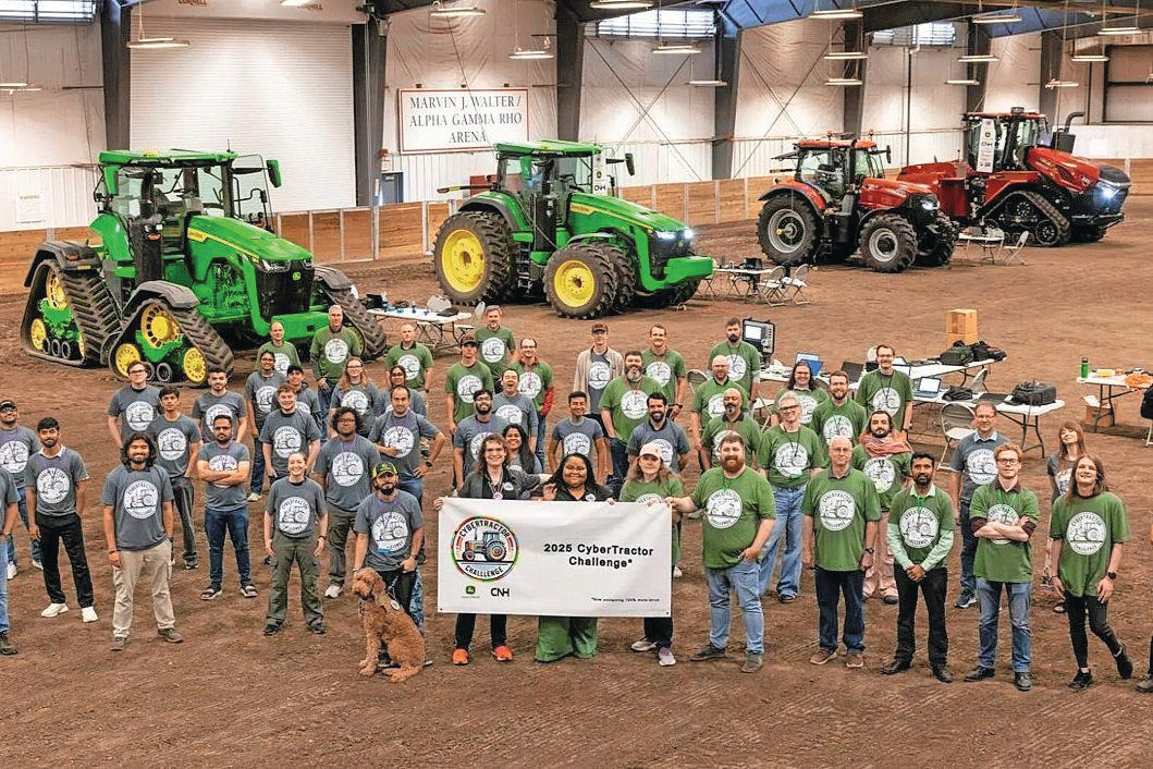 Tijdens de CyberTractor Challenge op de campus van Iowa State University (VS) proberen studenten Canbus- en datasystemen van trekkers te hacken. Het doel van deze uitdaging: zwakke plekken opsporen in machines én jong hack-talent werven voor machinefabrikanten. Foto's: John Deere