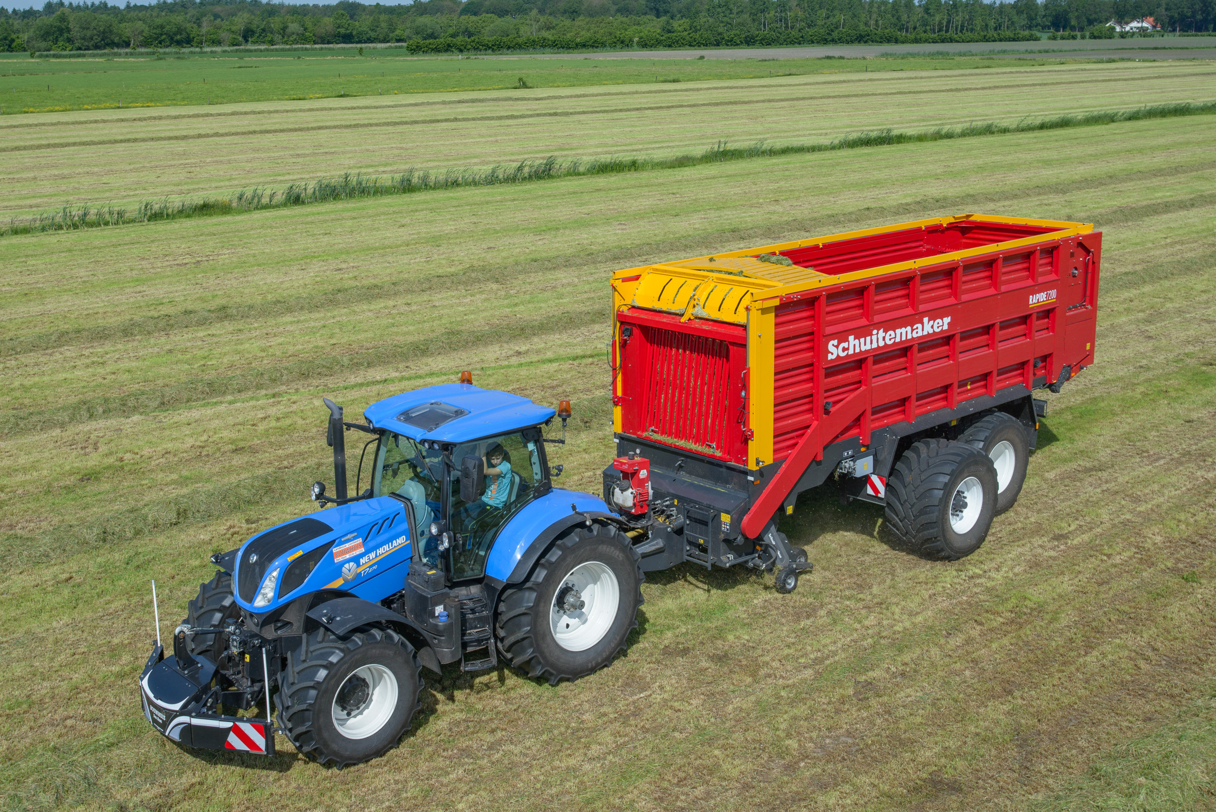 Een Schuitemaker Rapide-opraapwagen met New Holland-trekker. Landbouwmechanisatiebedrijf Voets wordt dealer van Schuitemaker in Noord- en Zuid-Holland. Daarnaast is Voets dealer van New Holland, DeWulf, Kverneland en Holarus. Foto: Michel Velderman
