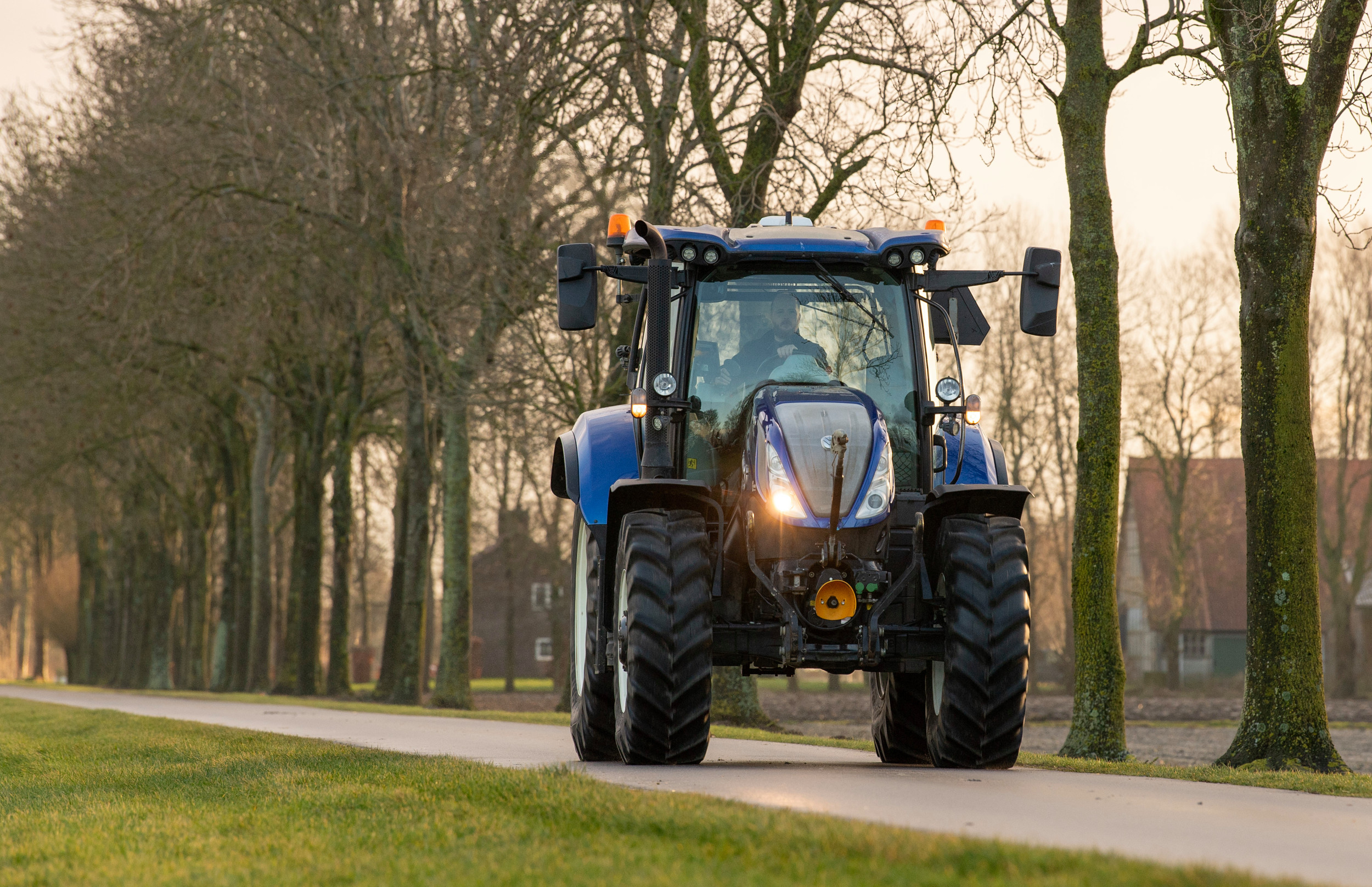 New Holland-gebruikers waarderen de eenvoudige transmissiebediening van de New Holland T6, evenals de comfortabele cabine en de kleine draaicirkel. Kritiekpunten zijn krachtverlies in de cvt en af en toe sensorstoringen. Foto’s: Mark Pasveer / Video: Paulus Maessen
