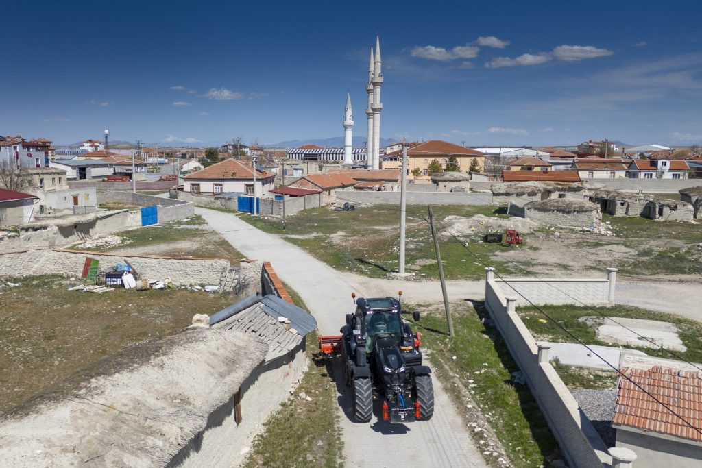 In het Turkse dorp Ortaoba vormt de stoere Deutz-Fahr 7250 Warrior van melkveehouder en loonwerker Mehmet Soylu een opvallend contrast met de traditionele hutten en tufstenen muurtjes.