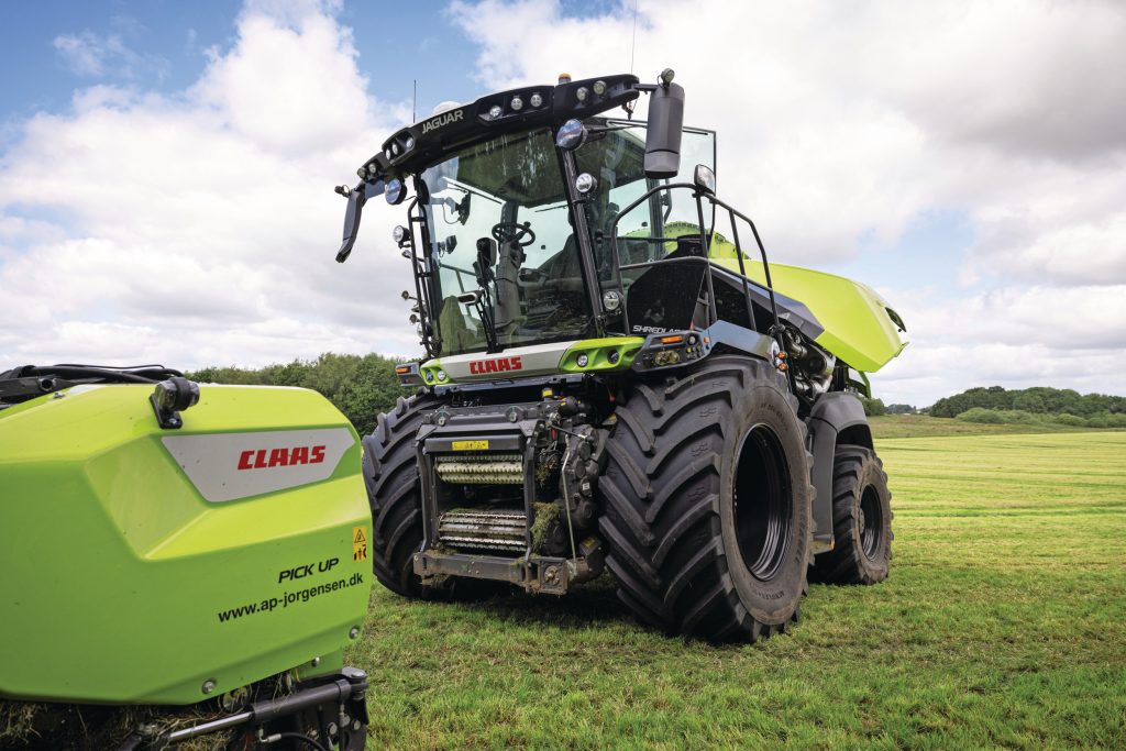 Tegelijk met de introductie van de nieuwe hakselaars, komt Claas met een nieuwe generatie pick-ups en Orbis-maisvoorzetstukken.