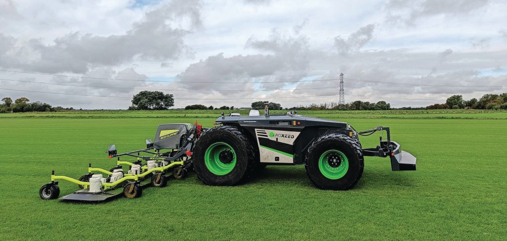 De AgXeed AgBot 2.055W4 hier ingezet met een gazonmaaier en op brede banden. Foto: AgXeed