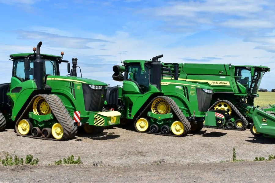 Het Britse akkerbouwbedrijf Eastern Farms Limited verkoopt bijna de helft van zijn machinepark. Deze 9RX620 uit 2019 en 9RX640 uit 2023 staan op de veilinglijst. De verwachting is dat deze trekkers voor respectievelijk 180.000 (€208.000) en 300.000 Britse pond worden verkocht. De X9 1100- combine staat eveneens voor 300.000 pond (€346.000) in de prijslijst.. Foto's: Profi.co.uk