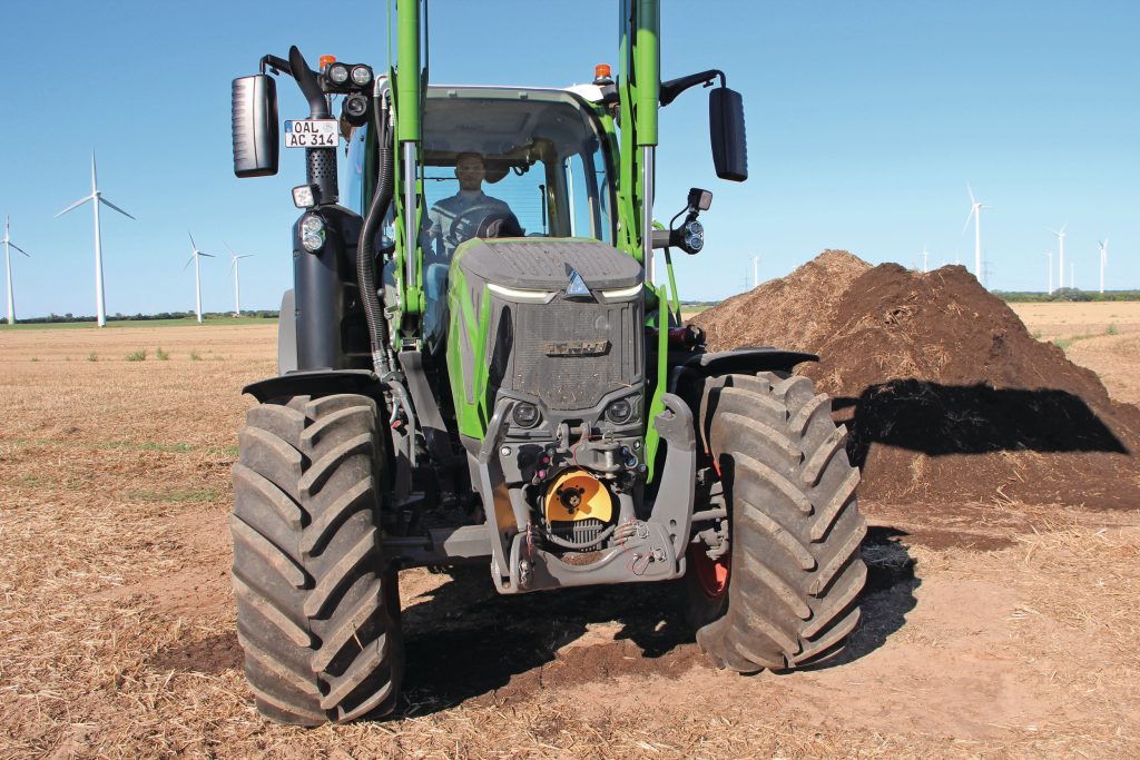 Opvallende uiterlijke kenmerken zijn de vernieuwde neus met led-daglichten en de optionele dikke veiligheidsglasvoorruit. Ook kan de fronthef worden voorzien van een (bodem-)drukontlastingsfunctie.