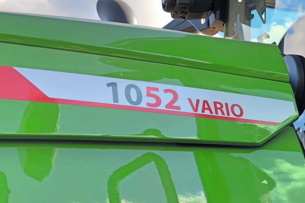 De rode cijfers verraden dat dit model een boost heeft, Fendt noemt dat Dynamic Power (DP). De vier modellen krijgen een DP van respectievelijk 26, 26, 27 en 30 pk. De grootste 1052 komt uit op 520 plus 30 pk maakt maximaal 550 pk.