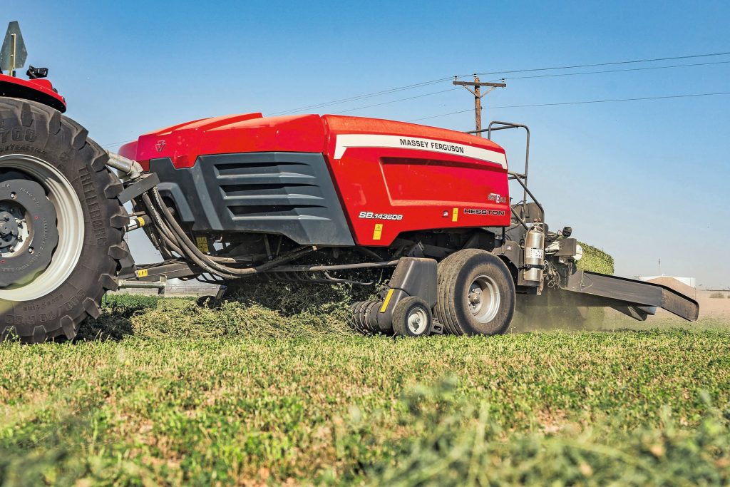 De kleine vierkante-balenpers SB 1436 DB is uitgerust met een 267 cm brede pick-up en werkt met 90 slagen per minuut.