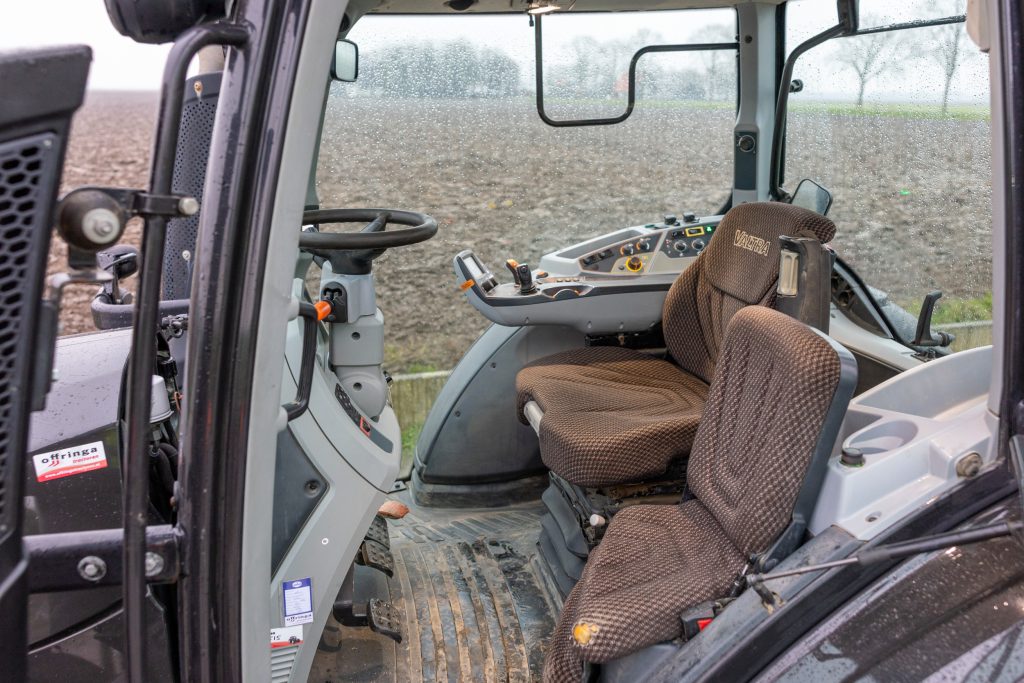 Valtra-rijders zijn heel tevreden over het comfort in de cabine. Ook positief zijn ze over het zicht rondom, met name bij voorladerwerk. Anderzijds mag het geluidsniveau in de cabine wel lager.