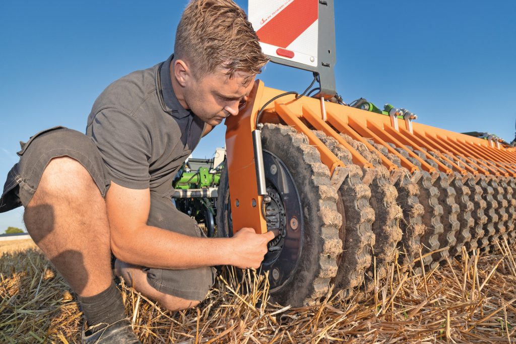 Op de rol aan het eind van het werktuig meet een sensor de rotatiesnelheid. Wijkt die te veel af van de rijsnelheid (de rol loopt vol), dan geeft de AgBot dat door aan de operator.