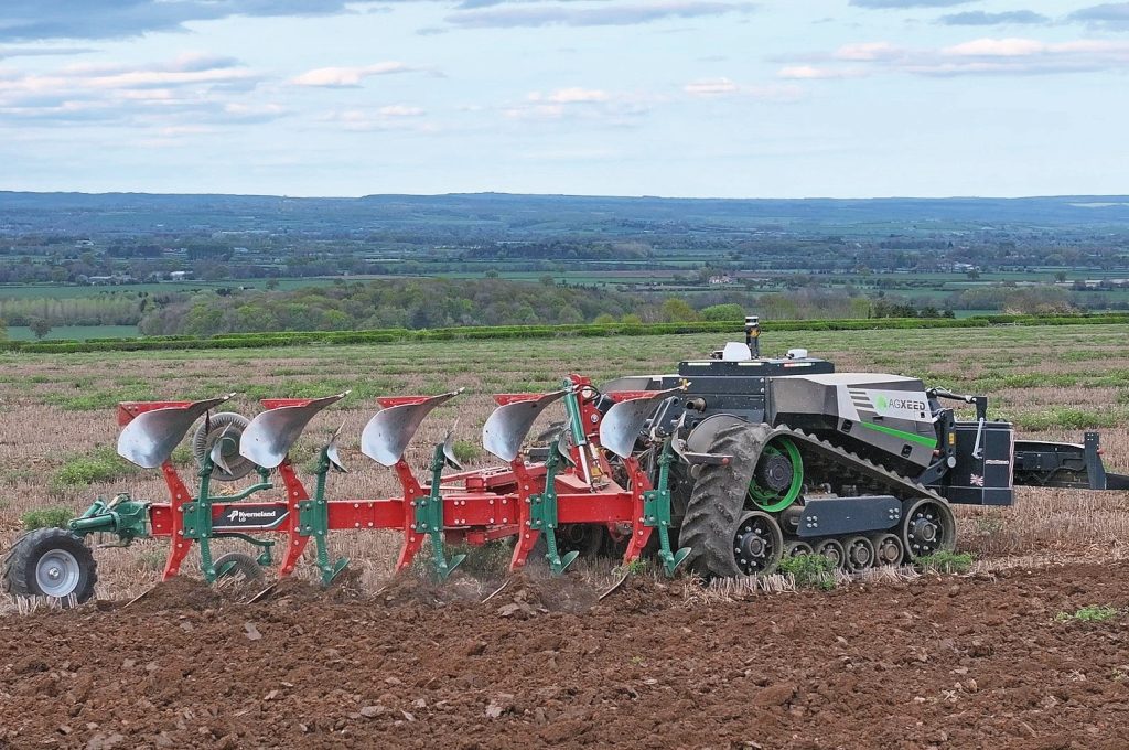 In mei 2025 deed de rupsversie van AgXeed, de AgBot 5.115T2, mee aan een recordpoging ploegen. In 24 uur werd 20,8 hectare omgeploegd met een Kverneland LO 300/85 vijfschaar onland ploeg. Foto: AgXeed