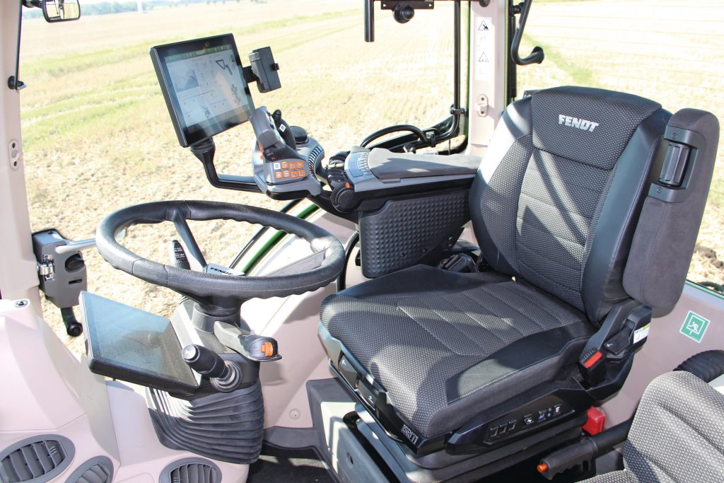Het interieur is uitgevoerd volgens het FendtOne-concept, optioneel met een luxe luchtgeveerde Isri-stoel. Voor infotainment is er aansluiting op Apple CarPlay via kabel of bluetooth.