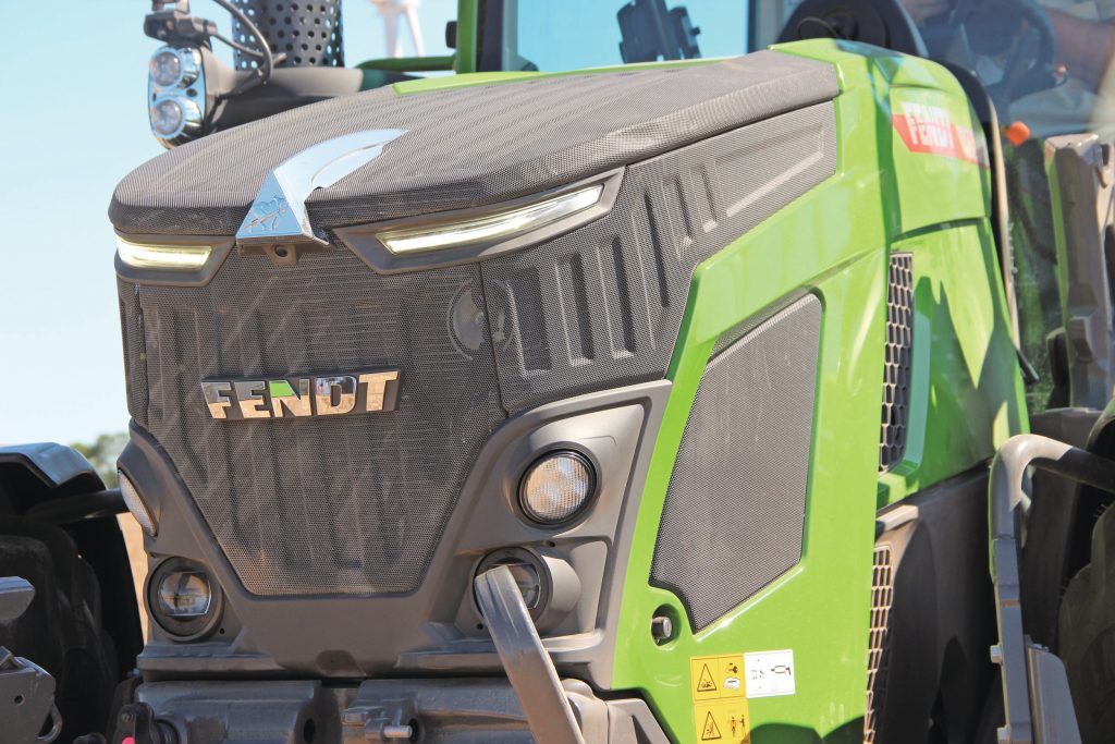 Het nieuwe neusje van de Vario 500 met de spitse LED-dagrijlichten bovenin de neus. Onder de motorkap ligt onder meer de AGCO PowerCore 50 (5,0 liter) viercilinder.