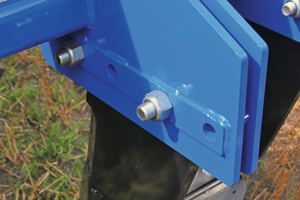 De tanden doen denken aan de vroegere Kongskilde Paragrubber. Onderin wordt de tand gesteund door een soort zoolijzer.