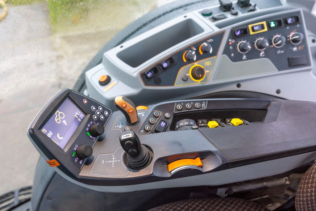 Gebruikers vinden de bediening makkelijk, maar missen op de voorladerjoystick een F/R-knop om mee van rijrichting te wisselen.