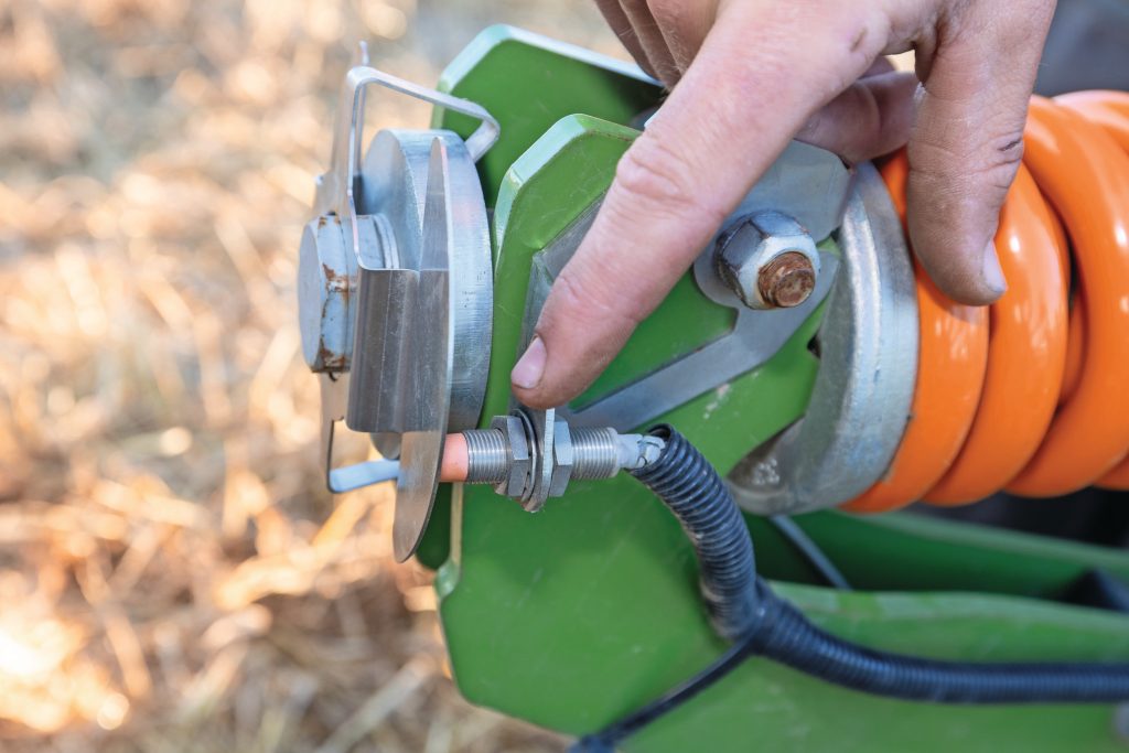 De veerbelaste beveiliging van elke tand heeft een sensor. Gaat de tand omhoog (steen) dan wordt dat gesignaleerd.