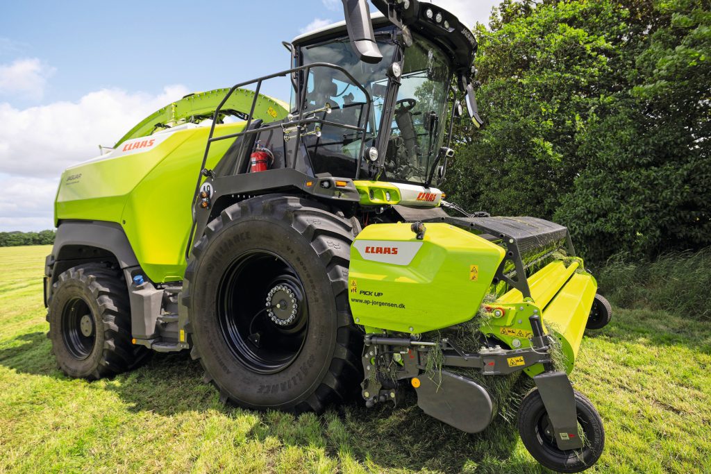 De pick-up is hydraulisch aangedreven. Het toerental wordt volautomatisch geregeld op basis van de rijsnelheid en de gewenste snijlengte.