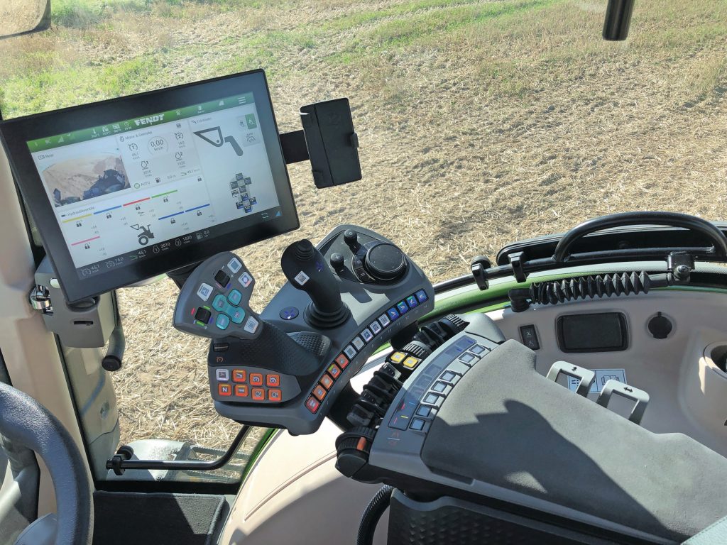 De aanwezigheid van een grote terminal en joystick duidt op de Profi+-uitvoering. Qua gps-systemen, stuurautomatiek en Isobus is praktisch al het denkbare mogelijk op deze Vario 300.