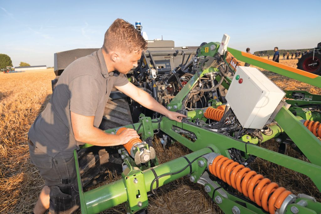 De AutoTill is in de fabriek van Amazone opgebouwd: een controllerbox (wit) en sensoren. AutoTill gebruikt soortgelijke sensoren als die Amazone inzet bij Isobus-werktuigen.