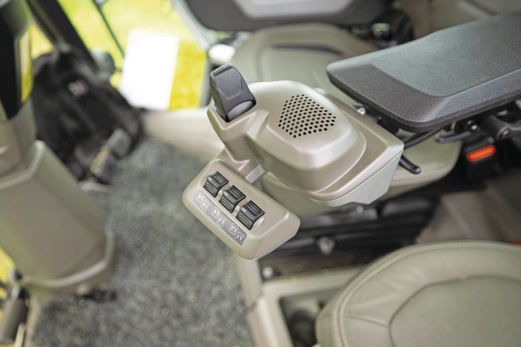 De Jaguar is leverbaar met een linkerarmleuning met daarop een joystick waarmee je kunt sturen. Het stuurwiel is wel evengoed aanwezig. Tijdens het hakselen hoef je echter minder vaak met je linkerarm te bewegen.