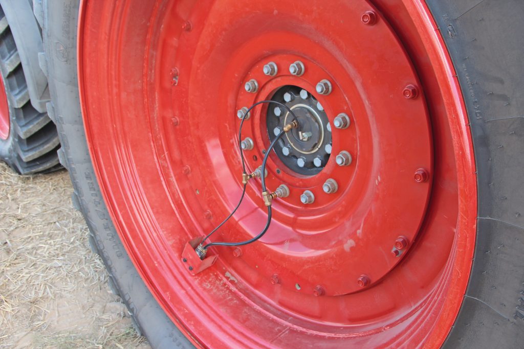 Het Variogrip-luchtdrukwisselsysteem kun je achterop desgewenst doorlussen naar het dubbelluchtwiel zoals hier. De voorkeur is dan om de trekker op steekassen te bestellen. Iets wat we volgens Fendt niet alleen in de Verenigde Staten maar ook in Europa vaker zullen zien.