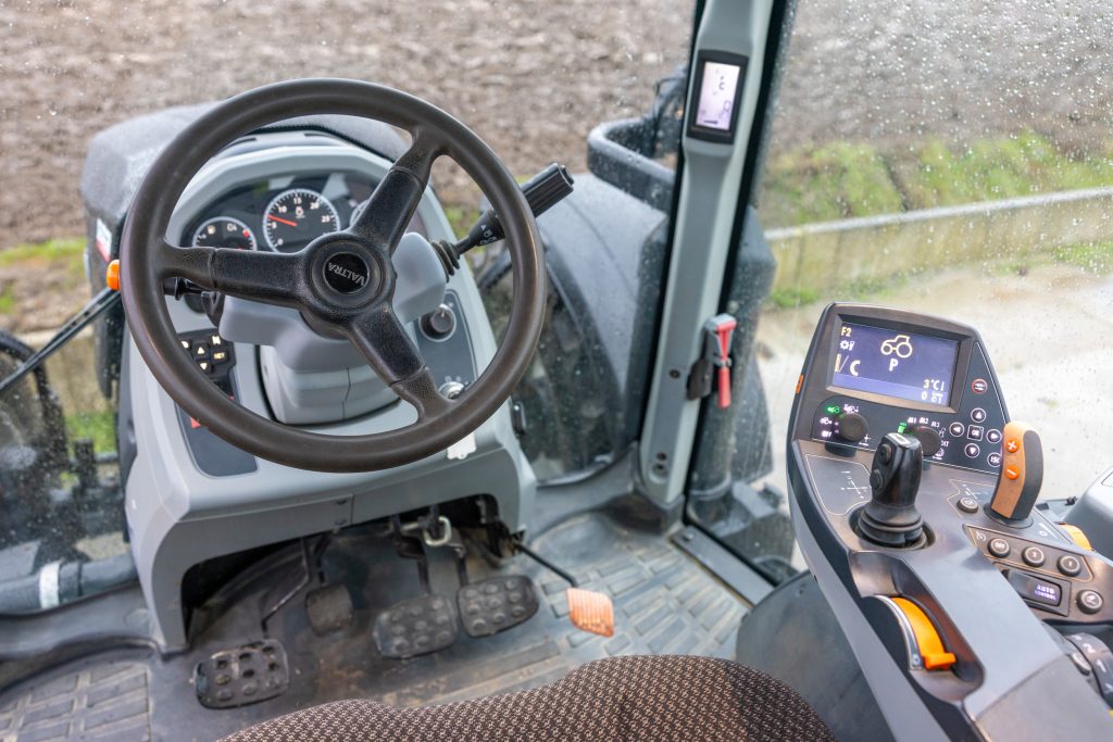 Klein stuurtje, grote stuuruitslag; Valtra-rijders zijn vooral enthousiast over hoe wendbaar de trekker is. Vaakst gehoorde kritiek: ook al kies je voor een traploze bak, je moet nog steeds schakelen tussen de groepen.