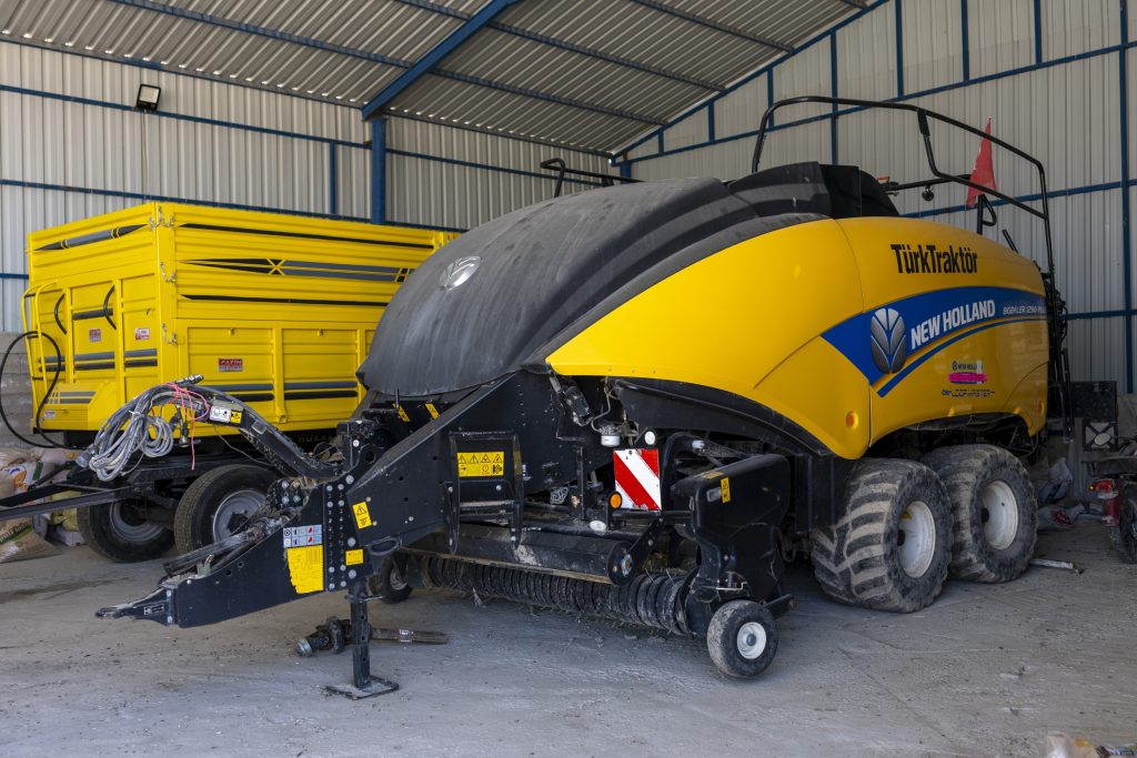 Jaarlijks perst Soylu zo’n 20.000 balen, en dat is met name maisstro en gras. Erachter staat een nieuwe vierwielige wagen, met daarin zaaizaad voor dit jaar.