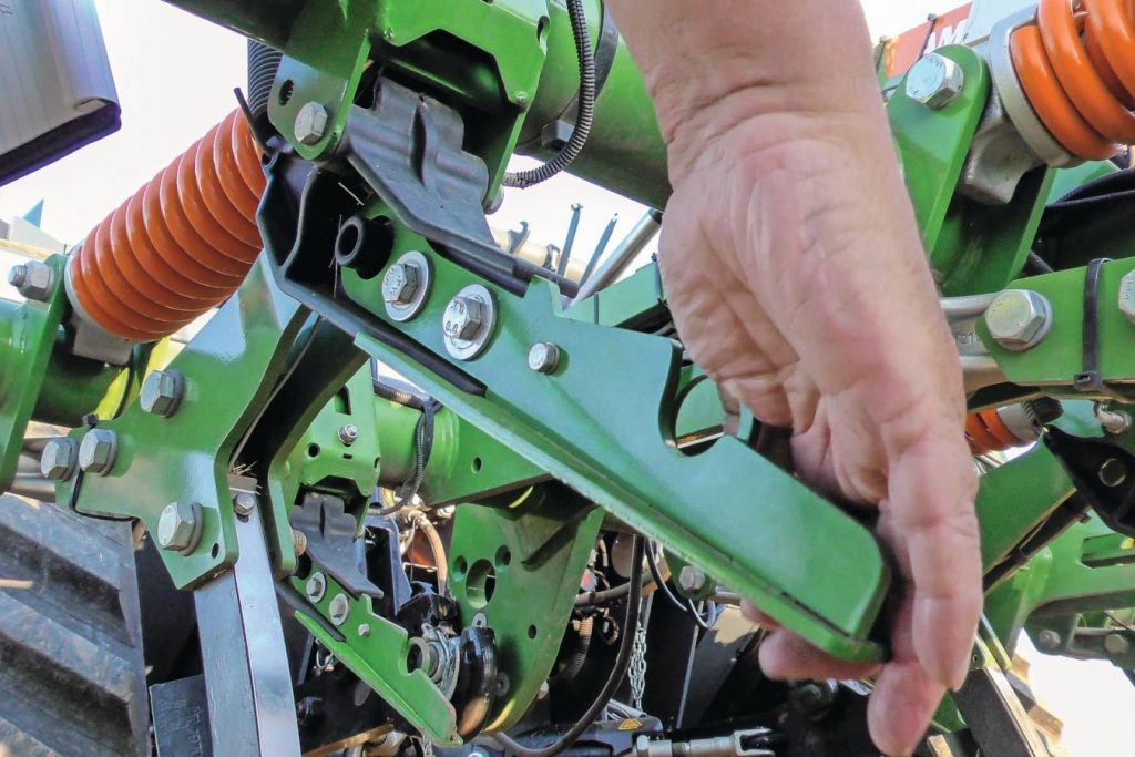 Aan de onderkant van het frame zit vóór ieder tand een flipper met sensor. Stropen gewasresten voor of rond de tand te hoog op, dan drukken ze de flipper in.