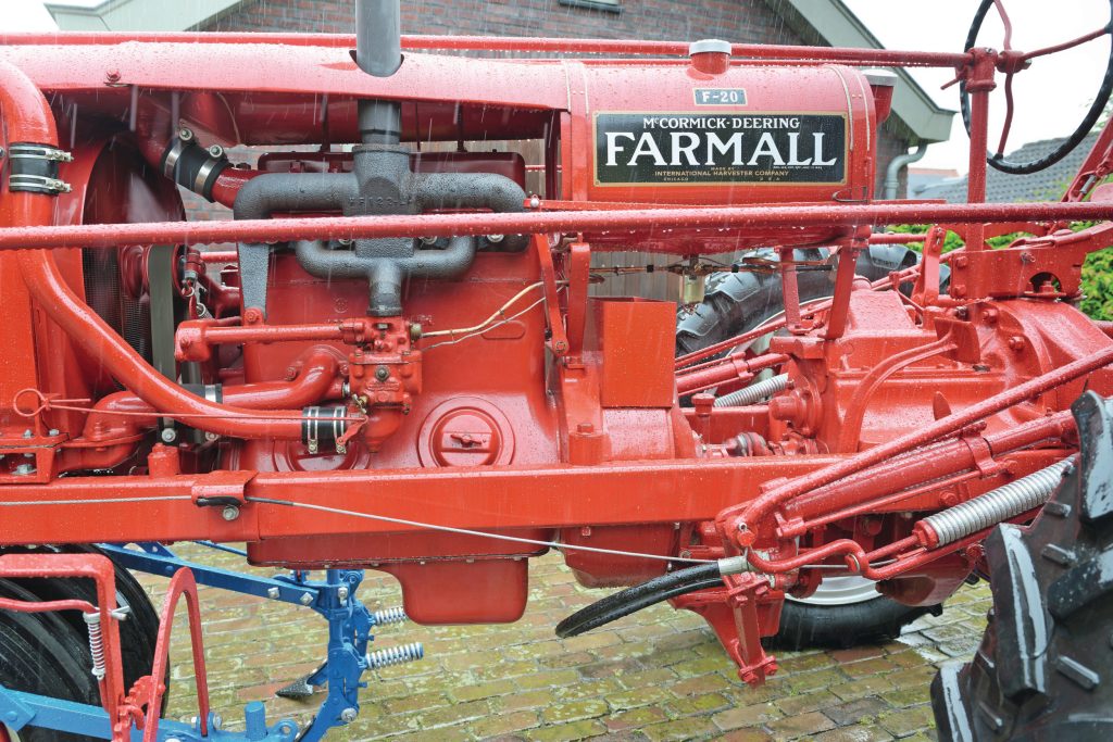 Bij de Farmalls van vóór 1939 staat de motor los van de achterbrug, die voorzien is van portaalassen. Bijzonderheid van de IHC-motoren uit die tijd zijn de inspectiedeksels in het onderblok.