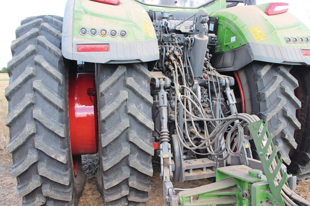 Zie hier de achterkant van een Vario 1052 op dubbellucht. Doordat het binnenste wiel smal staat (1,50 à 1,52 meter is haalbaar), vervalt de standaard hefstabilisatiestang en stabiliseert de hef die de glijschalen links en rechts van de trekhaak.