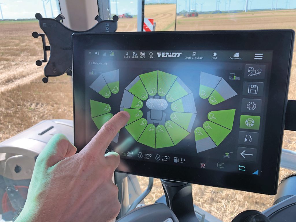 Via de terminal kan je alle werklampen naar believen instellen, dimmen, spiegelen en voorprogrammeren. Het totaal van 114.700 lumen aan lichtsterkte zou een record zijn op landbouwtrekkers volgens Fendt.