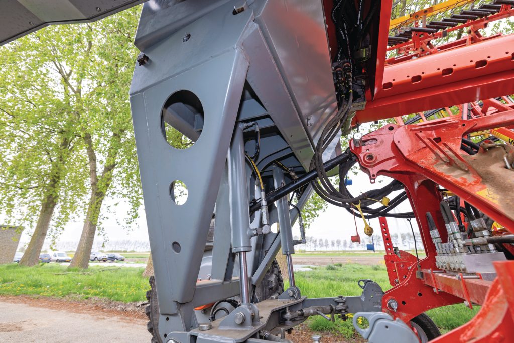 Rijden gaat elektrisch, maar de motor drijft ook een hydrauliekpomp aan. Voor externe functies als cilinders of hydromotoren, en ook voor de hefinrichting. Uitgangspunt is dat de Agra-Trac met standaard werktuigen uit de voeten kan.