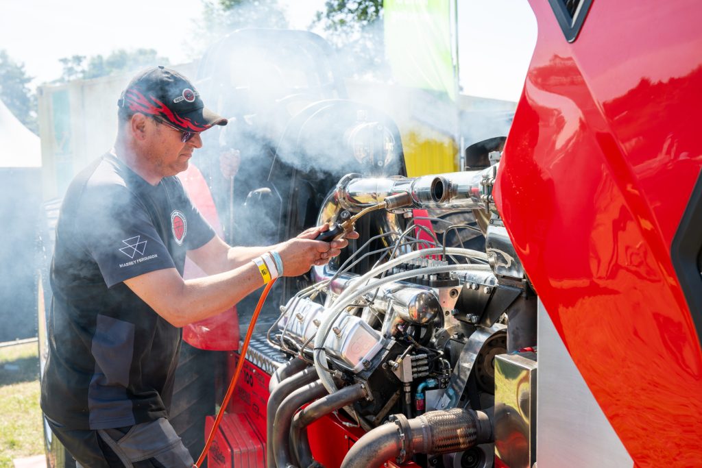 Door tijdens het warmdraaien de inlaatlucht te verwarmen met een gasbrander, blijft de motor inwendig schoner.