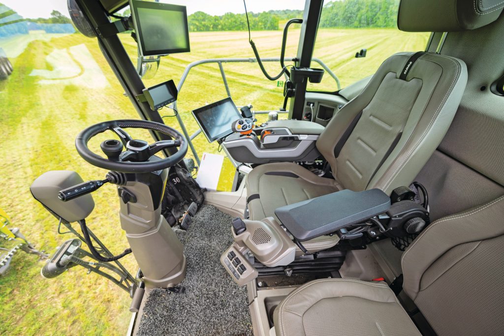 Een blik in de vernieuwde cabine. Veel is bekend van de huidige Claas-hakselaars. Maar je kunt nu dus sturen met een joystick, de stoel kan draaien en de geluidsisolatie is verbeterd.