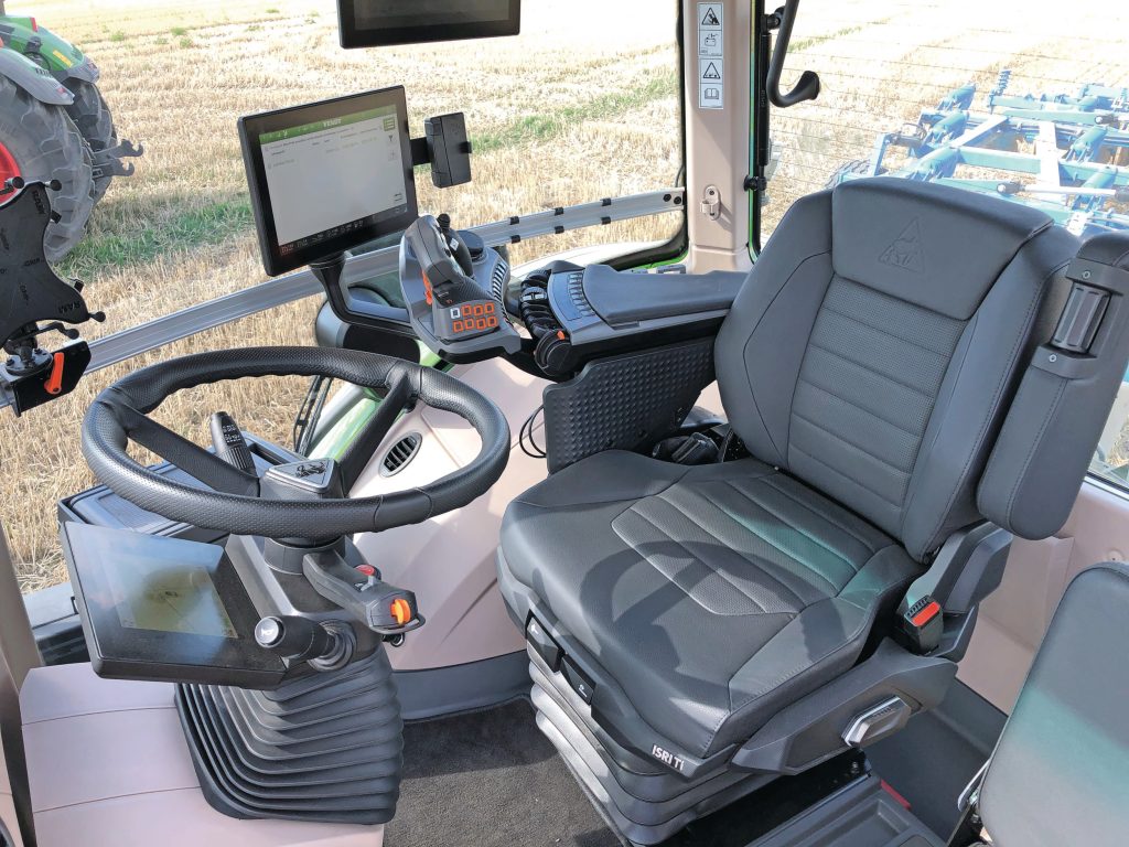 Alle Fendt trekkers, dus ook de nieuwe 500- en 800-Vario, hebben vanaf 2026 dezelfde FendtOne-bediening en dat ziet er ongeveer zo uit. Ook bij de 500- en 800-serie is er keuze uit meerdere luxe stoelen en eventueel een derde terminal die in het cabinedak schuift.