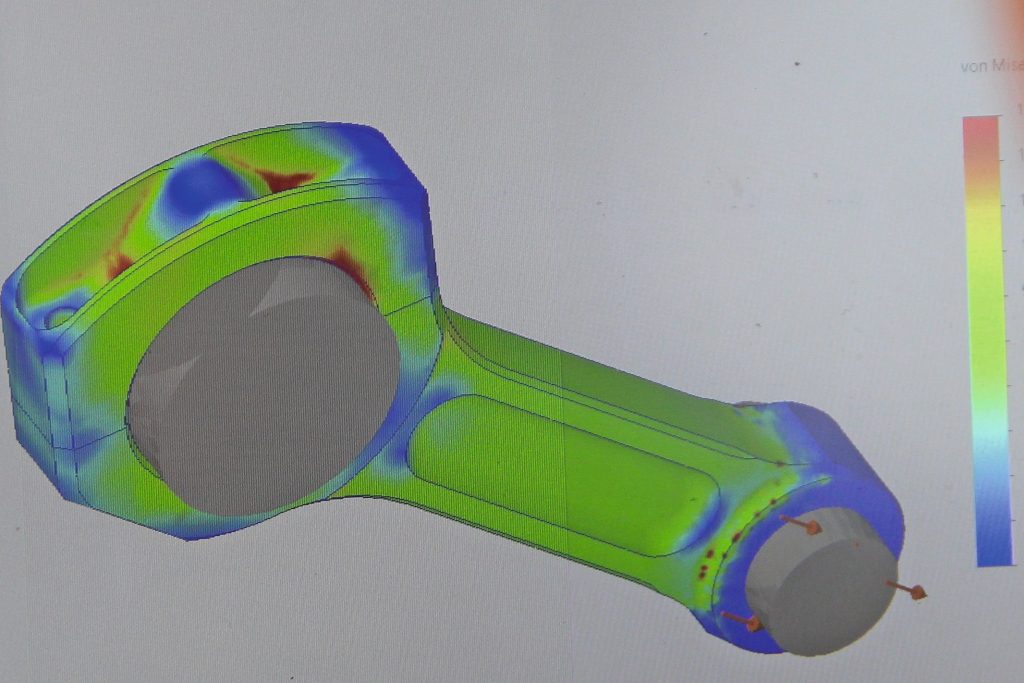 Met behulp van de eindige elementen berekeningsmethode optimaliseert Jan de drijfstang. De kleuren geven het spanningsverloop aan. Foto: Ruben Fortuin