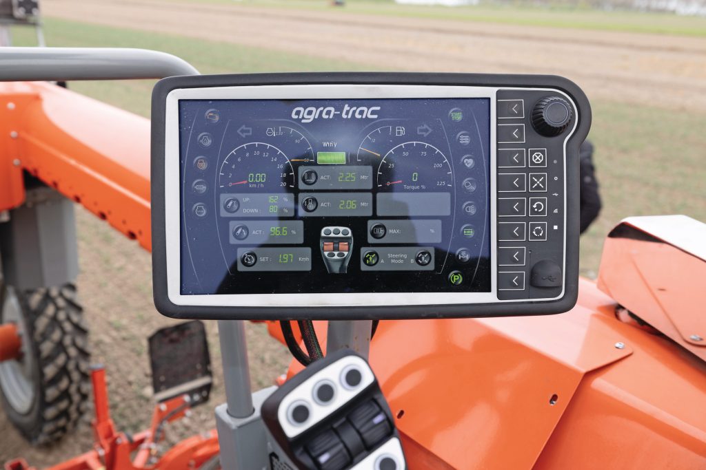 Bij de moderne trekker en ook bij de Agra-Trac is ‘dashboard’ een betrekkelijk begrip: op een beeldscherm zijn alle functies uit te lezen en te bedienen en hebben de ontwerpers veel vrijheid dat naar believen te programmeren.