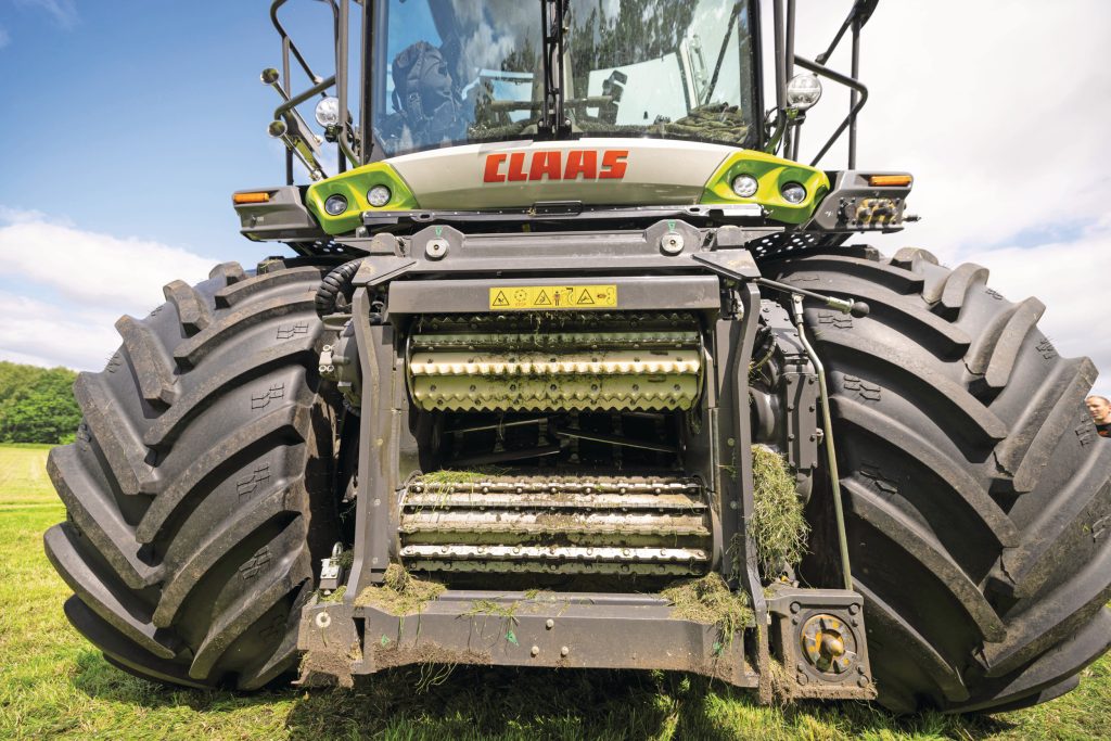 De invoer is nu voorzien van vier voorperswalsen die hydraulisch worden geregeld. Je kunt die 80 graden aan de kant zwenken voor onderhoud aan de messen.