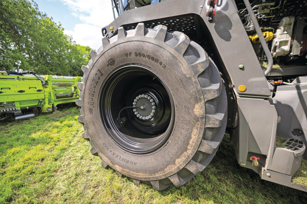 Dikke banden: VF 900/60 R42 voorop. Op kleinere 800/70 R42-banden is de hakselaar 3,30 meter breed.