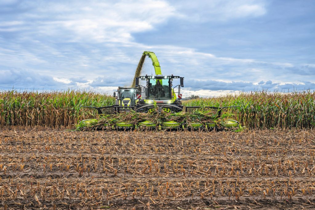 Tegelijk met de nieuwe hakselaars presenteert Claas een nieuwe generatie pick-ups en maisbekken. De Orbis-maisvoorzetstukken zijn nu leverbaar tot een werkbreedte van 10,5 meter (14 rijen mais op 75 cm rijafstand).