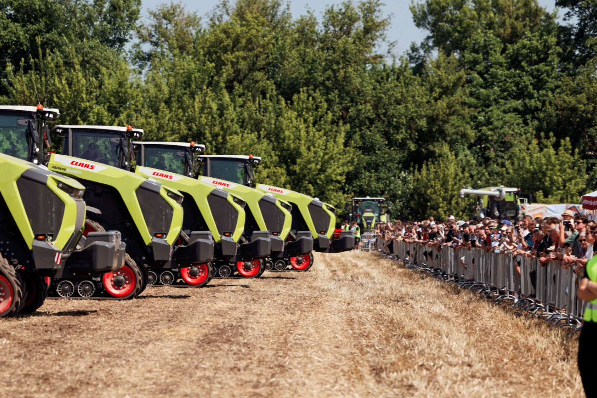Onder het toeziend oog van 3.000 genodigden worden de 17 nieuwe Claas Xerion Terra Tracs officieel in gebruik genomen bij RHEA Holding in Tsjechië. Foto: Claas