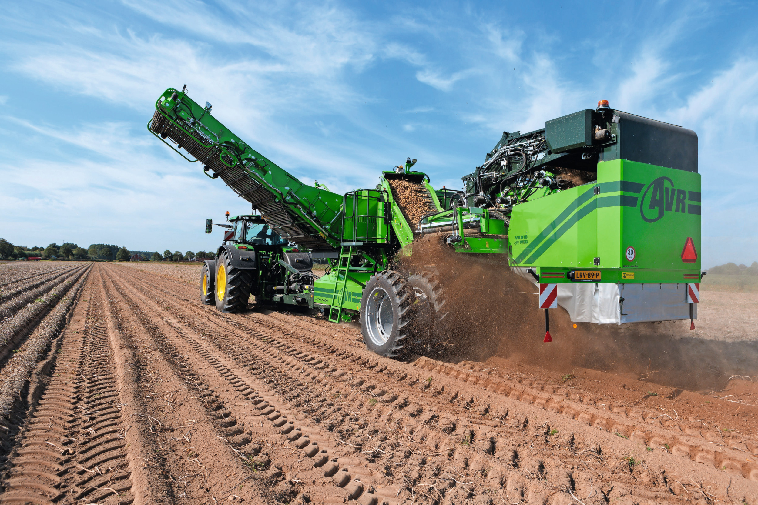 De nieuwe AVR Spirit 9200i VW is uitgerust met het Varioweb-reinigingssysteem. De getrokken aardappelrooier wordt tijdens Potato Europe, 3 en 4 september in Lelystad (Fl.), voor het eerst gedemonstreerd. Foto's: AVR