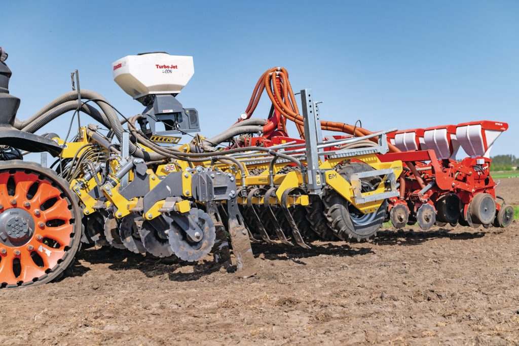 Grote snijschijven, elke 50 centimeter een woelertand, egalisatieplaten, een grote bandenpakkerwals en daarachter nog de precisiezaaimachine voor zowel mais als bieten. Imposant en multifunctioneel.
