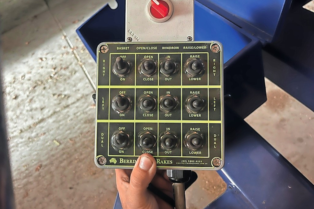 De Berrima kent geen Isobus. Besturen doe je via deze bedieningskast. Die lijkt druk, maar het valt in de praktijk wel mee. De bovenste rij is voor de rechterkant, de middelste voor de linkerkant, en met de onderste schakelaars bedien je beide kanten tegelijk. Toch zou Isobus-besturing geen overbodige luxe zijn op de relatief kleine percelen in Nederland, vergeleken met Australië.