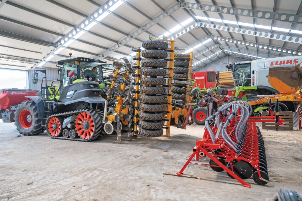 De woelcombi is helemaal naar wens samen te stellen. De kouterbalk en precisiezaaier zijn uitwisselbaar. Ook de bandenpakker is af te koppelen en zelfs los te gebruiken.