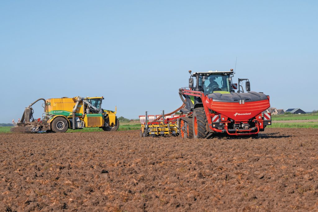 In het voorjaar dient de Ploeger-zelfrijder met schijvenegbemester als - noodzakelijke - voorbewerking. Daarna kan de woel-zaaicombi er achteraan en is het perceel klaar.