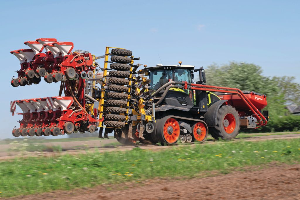 Zéker met de precisiezaaier is de woel-zaaitrein een fors span. Opgeteld weegt het 22 ton. Dit gewicht is in de praktijk ook écht nodig, puur vanwege de benodigde tractie.