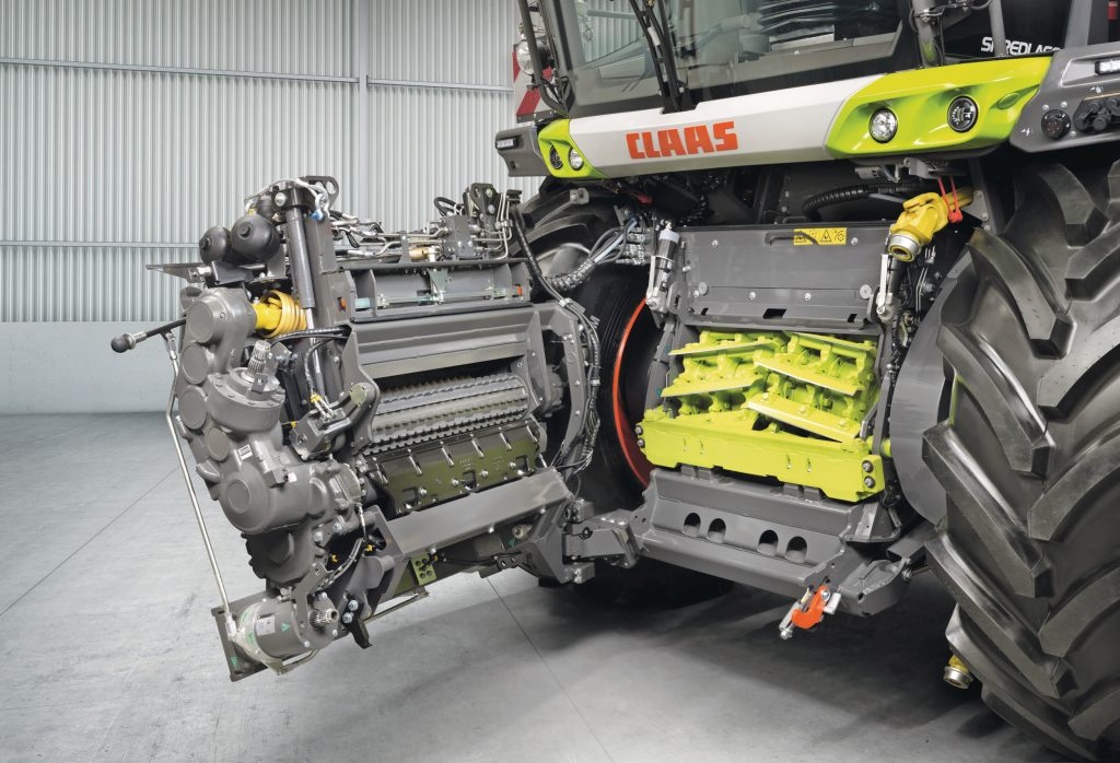 Je kunt de voorperswalsen hydraulisch 80 graden wegzwenken, zodat je de messen kunt bereiken.