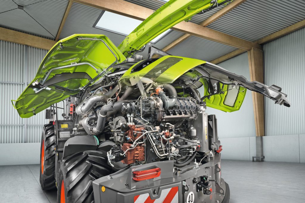 Onder de kappen ligt een V12 MAN-motor met 24 liter inhoud. Die levert in het topmodel ruim 1.100 pk.