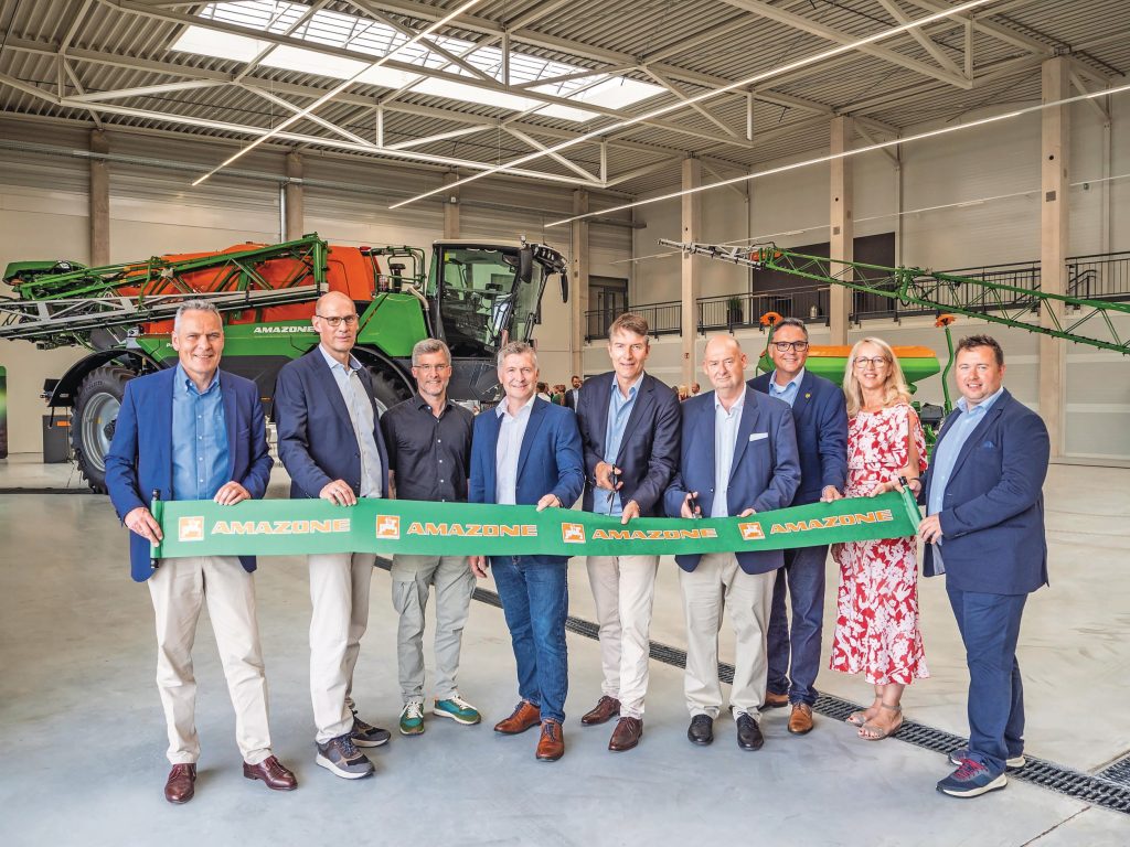 De officiële opening van de nieuwe locatie van de Amazone Academy werd verricht door (v.l.n.r.): Andreas Hemeyer (directeur Amazone Groep), dr. Stephan Evers (directeur Amazone Groep),dr. Justus Dreyer (voorzitter van de directie en eigenaar Amazone Groep), Christian Pundt (landraad Landkreis Oldenburg), Christian Dreyer (voorzitter van de directie en eigenaar Amazone Groep), Markus Welk (hoofd Amazone After Sales), Jörg Skatulla (burgemeester van Hude), Bettina Dreyer (familie van de eigenaren), Tim Summerhill (hoofd Amazone Academy).