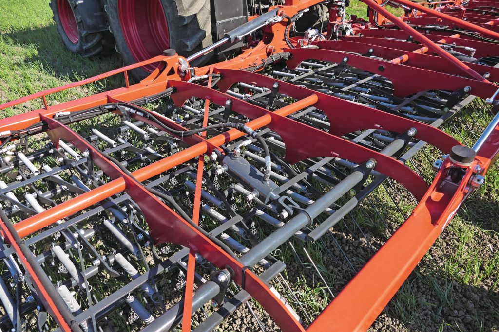 Met hydraulische cilinders worden de trekveren op voorspanning gezet. De vrije ruimte onder het frame is maximaal 55 centimeter.